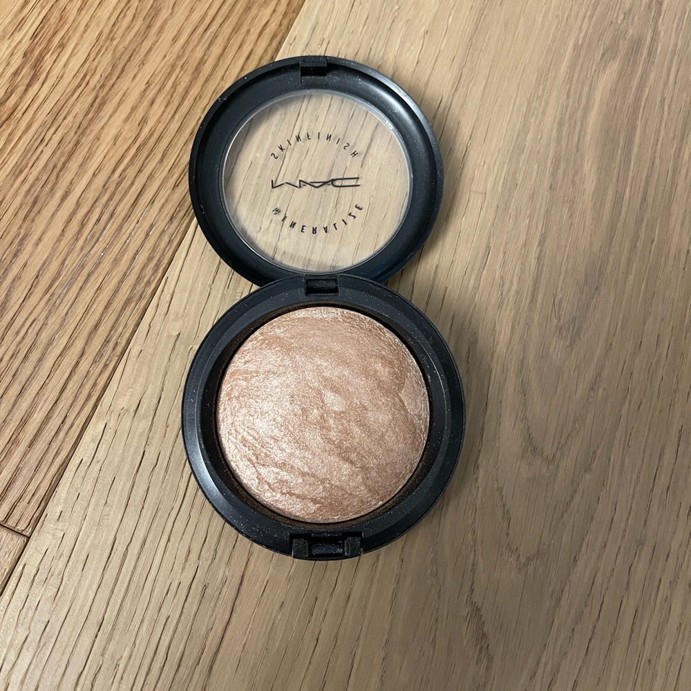 MAC highlighter in, “Soft and Gentle”